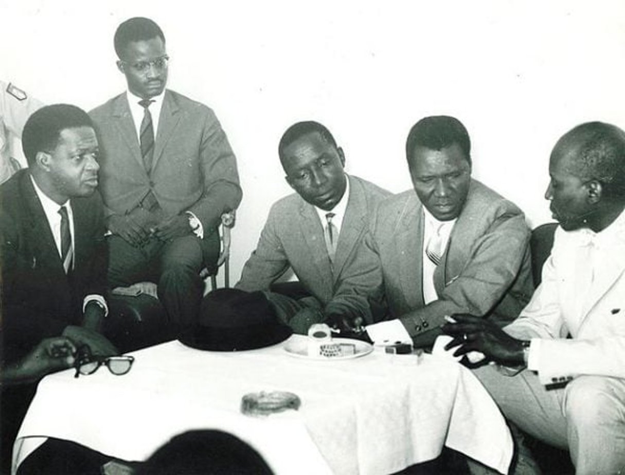 Habib Thiam (2e depuis la gauche, assis en hauteur) lors d’une visite du président de la République de Guinée, Sékou Touré (2e depuis la droite) en 1960. © Karim Ndiaye fils de Valdiodio Ndiaye/CC/ Wikimedia Commons