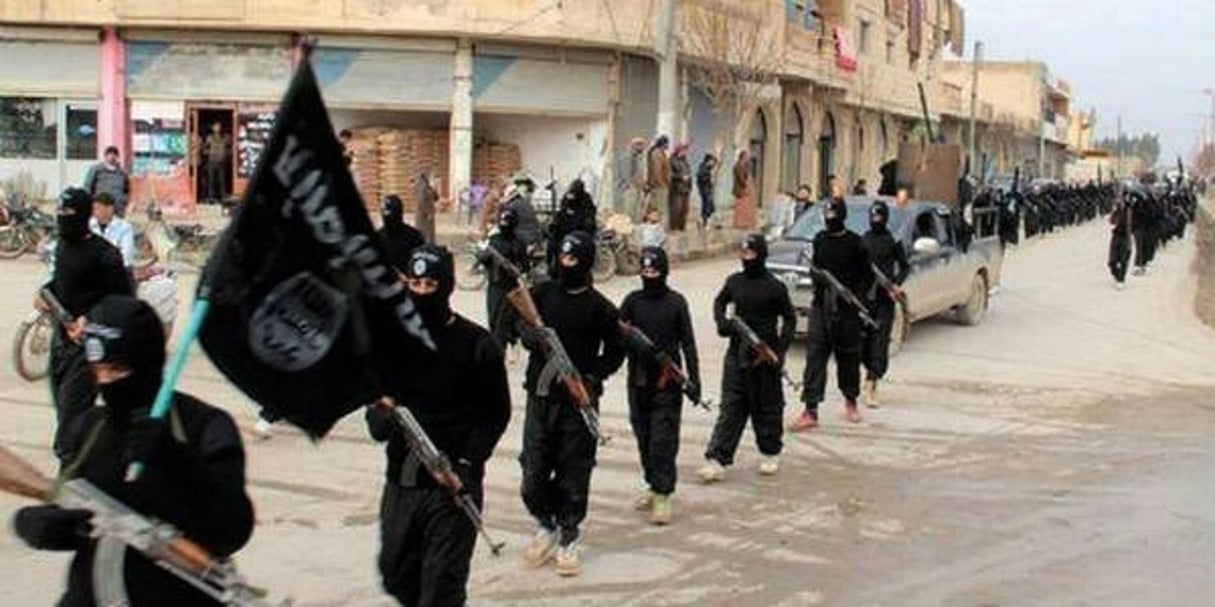 Des jihadistes de l’État islamique à Raqqa, en Syrie, en 2014. © AP/SIPA