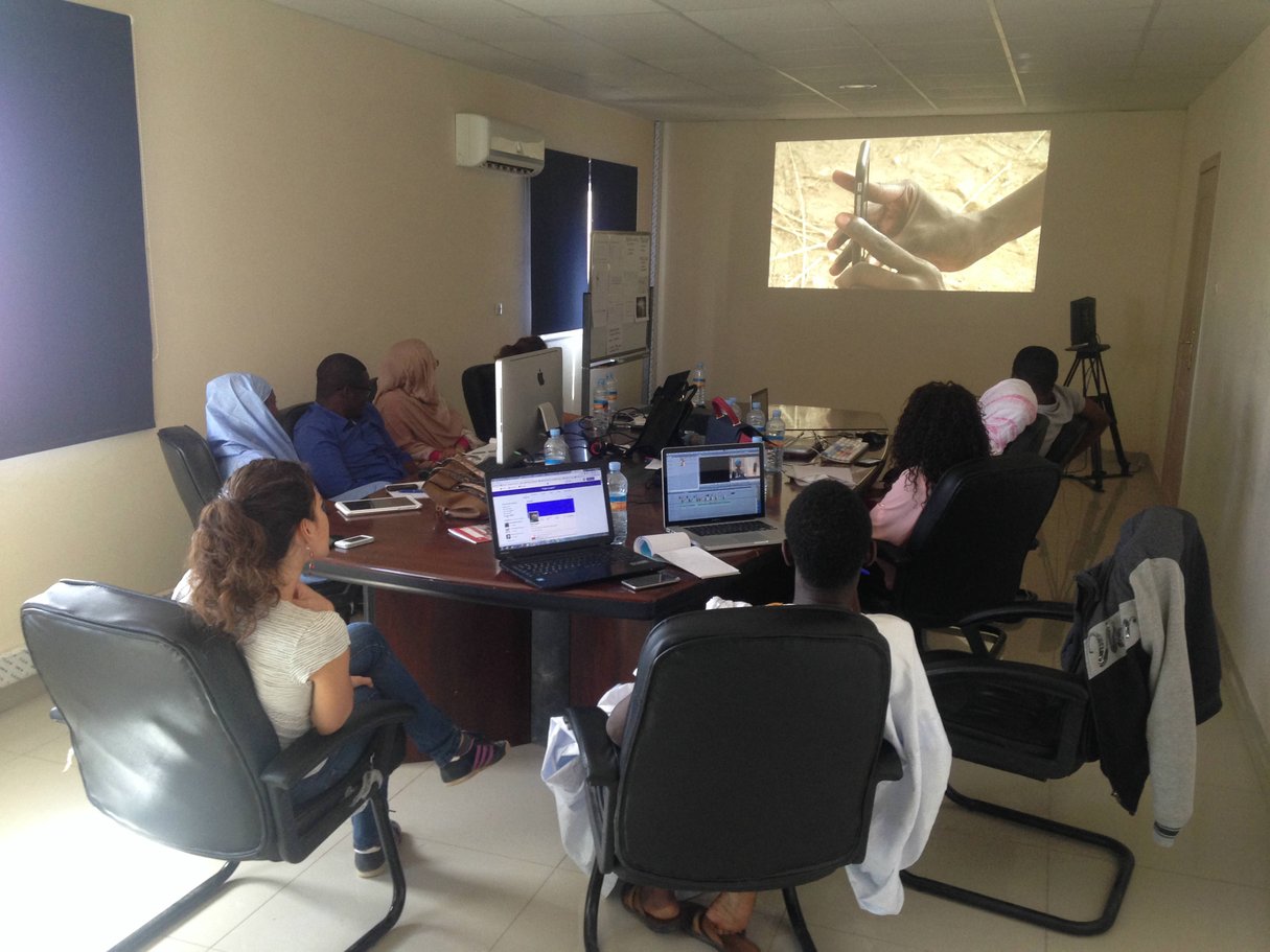 Neuf journalistes mauritaniens en formation à Nouakchott avec Elsa Miské. &copy; Nicolas Baillergeau