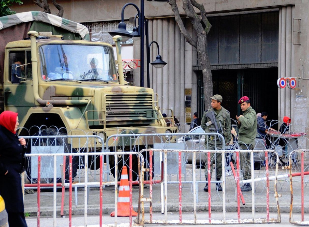 Des soldats tunisiens montant la garde dans la capitale. © Hassene Dridi/AP/SIPA