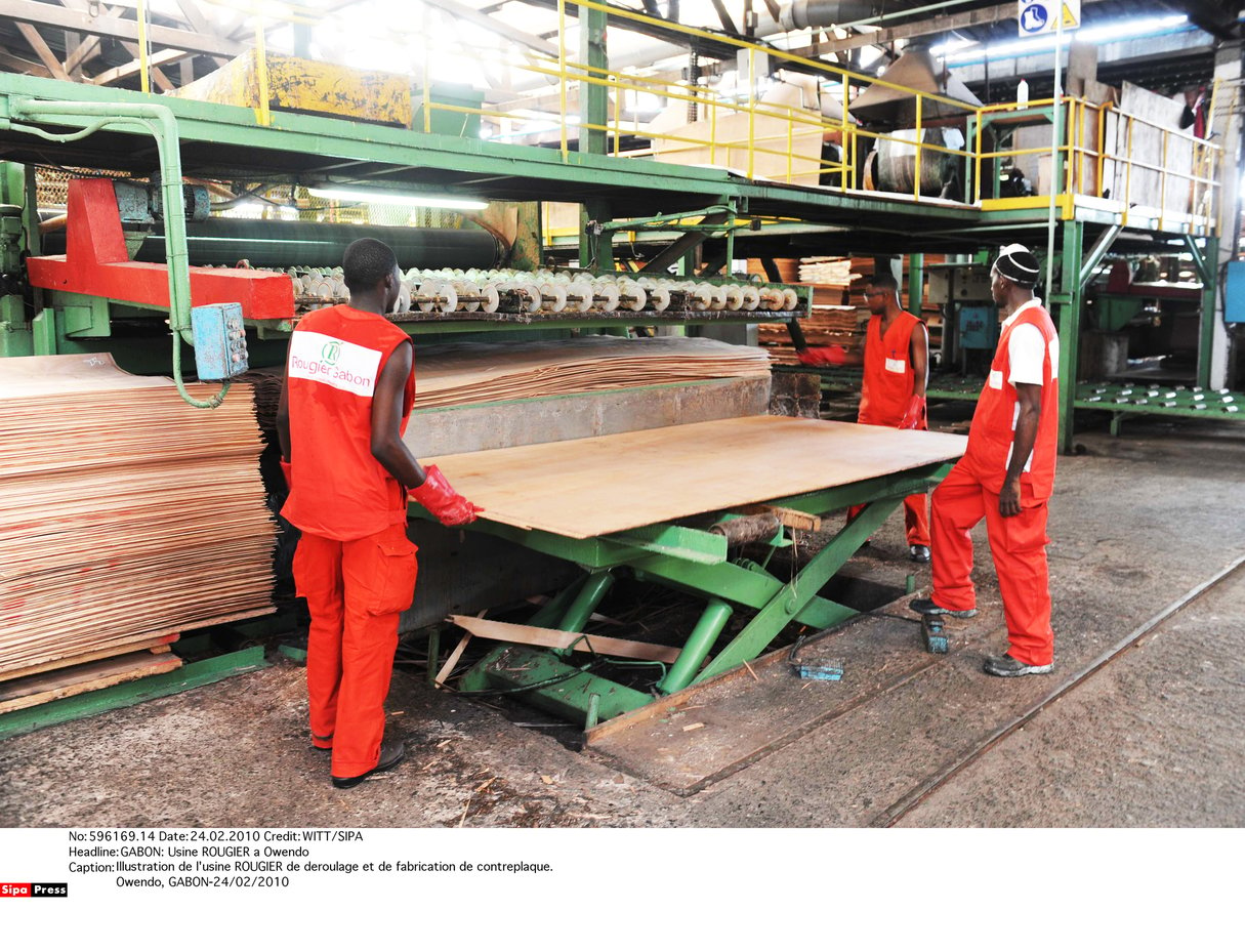 Fabrication de contreplaqué dans une usine du français Rougier, à Owendo. © WITT/SIPA