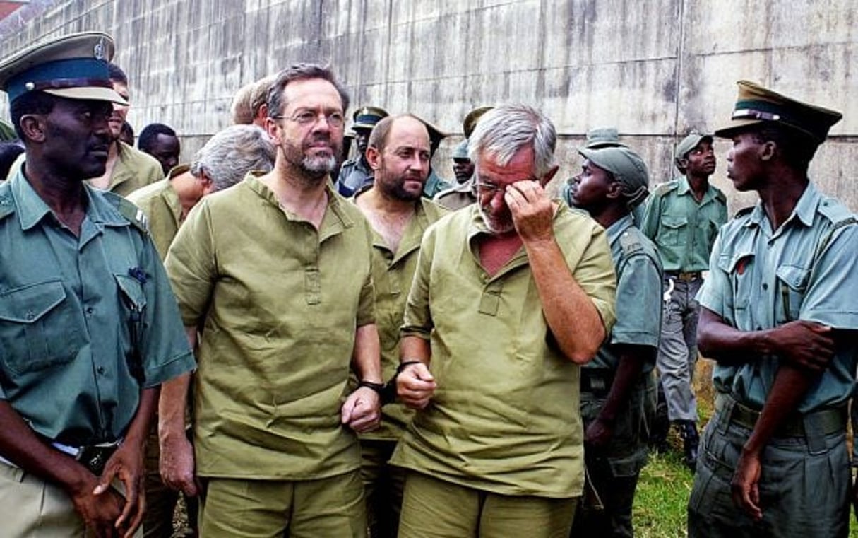 En mars 2004, Simon Mann (à g.) est arrêté au Zimbabwe pour sa participation à un putsch raté en Guinée équatoriale. Quatre ans plus tard, il sera extradé vers ce pays. © STR/AFP