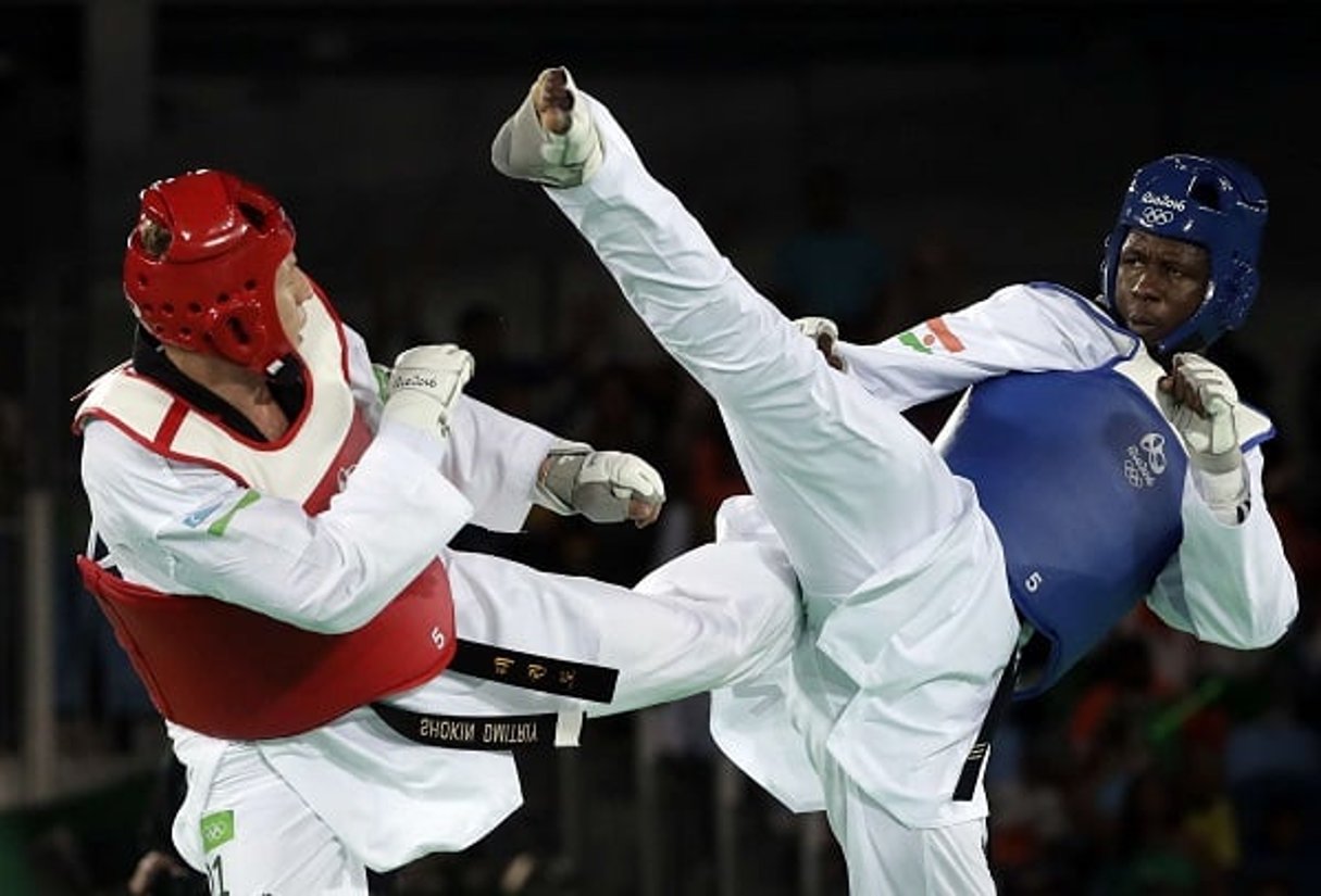 Abdoulrazak Issoufou Alfaga affrontant l’Ouzbek Dmitriy Shokin lors de la demi-finale du tournoi Olympique à Rio en 2016. © Andrew Medichini/AP/SIPA