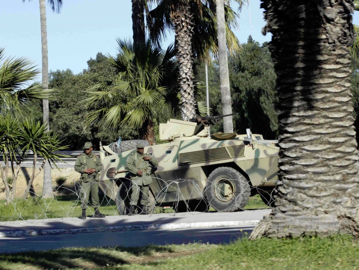 Des soldats montant la garde à Tunis, en 2011. © Christophe Ena/AP/SIPA