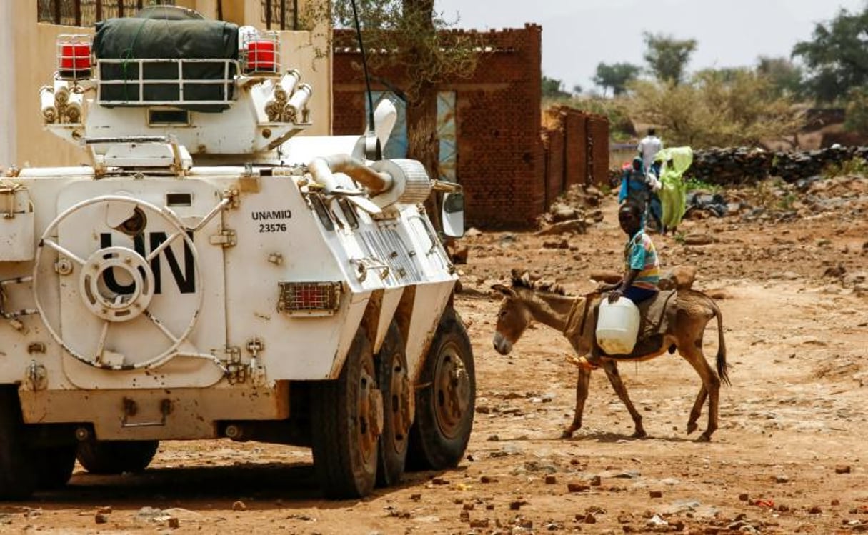 Un enfant sur son âne passe devant un blindé de la mission de maintien de le paix au Darfour (Minuad), le 19 juin 2017 à Jebel Marra, au Darfour. © ASHRAF SHAZLY / AFP