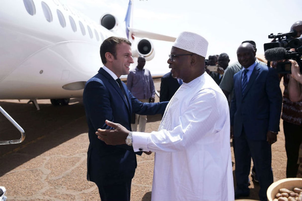 Le président malien, Ibrahim Boubacar Keïta, salue le président français, Emmanuel Macron, venu rencontrer les soldats français de l’opération Barkhane à Gao, le 19 mai 2017. © Christophe Petit Tesson/AP/SIPA