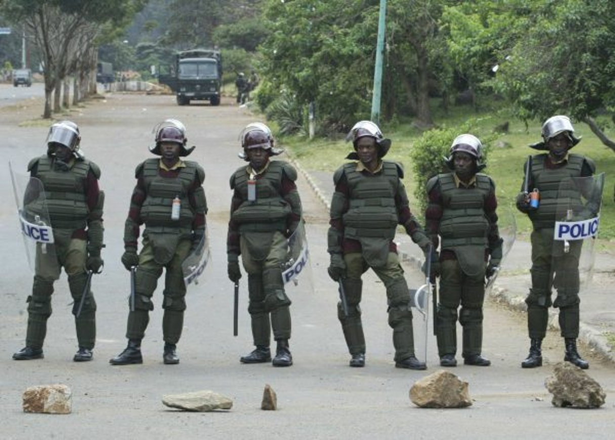 Des policiers anti-émeutes kényans lors des violences post-électorales de 2007-2008. © SAYYID AZIM/AP/SIPA