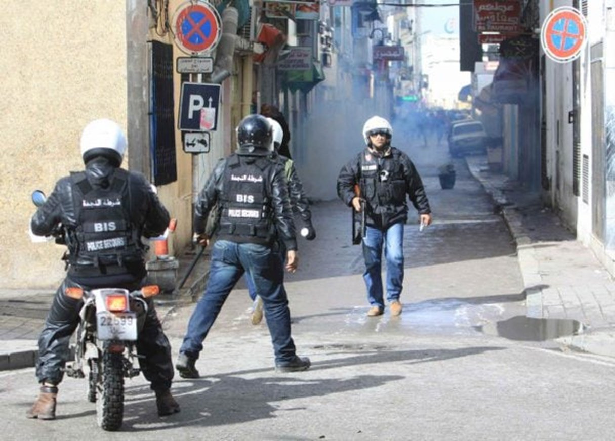 Des policiers tunisiens dans le centre de Tunis, en février 2013. © AP/SIPA
