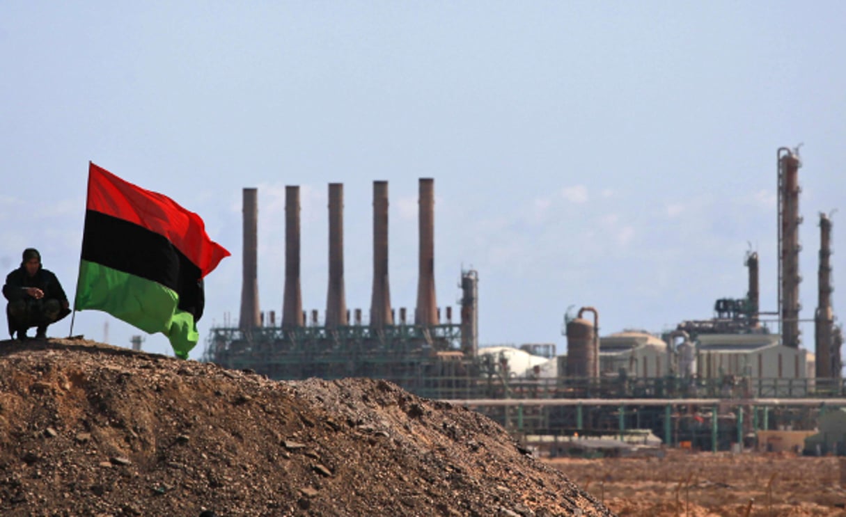 Un homme devant une raffinerie à Ras Lanouf, en Libye, en 2011. © Kevin Frayer/AP/SIPA