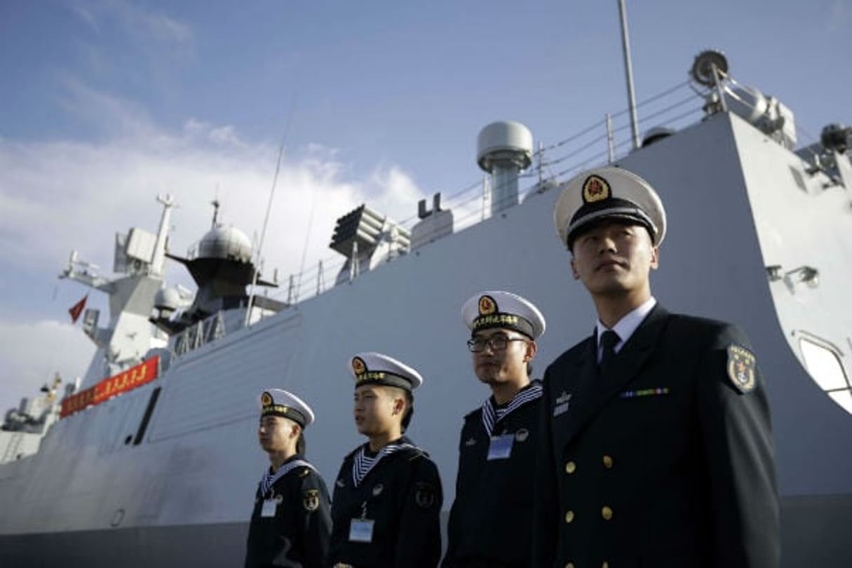 Des hommes de la marine nationale chinoise, à bord du Daqing, lors d’une visite aux États-Unis, en décembre 2017. © Gregory Bull/AP/SIPA