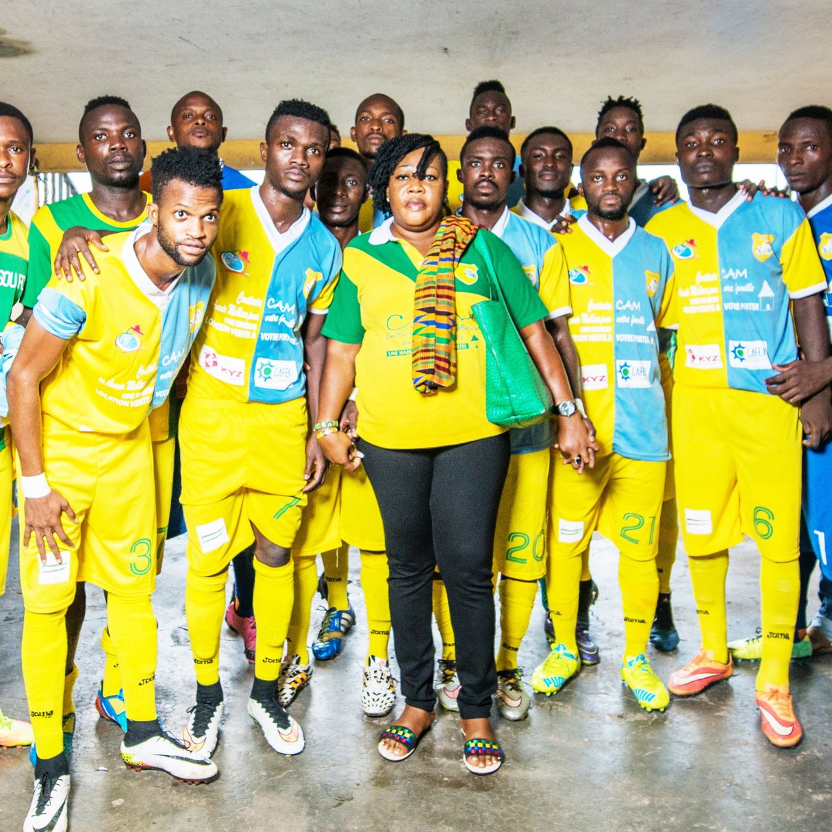 Christine Ezoua entourée des joueurs de son équipe, en mai. © Youri Lenquette pour JA