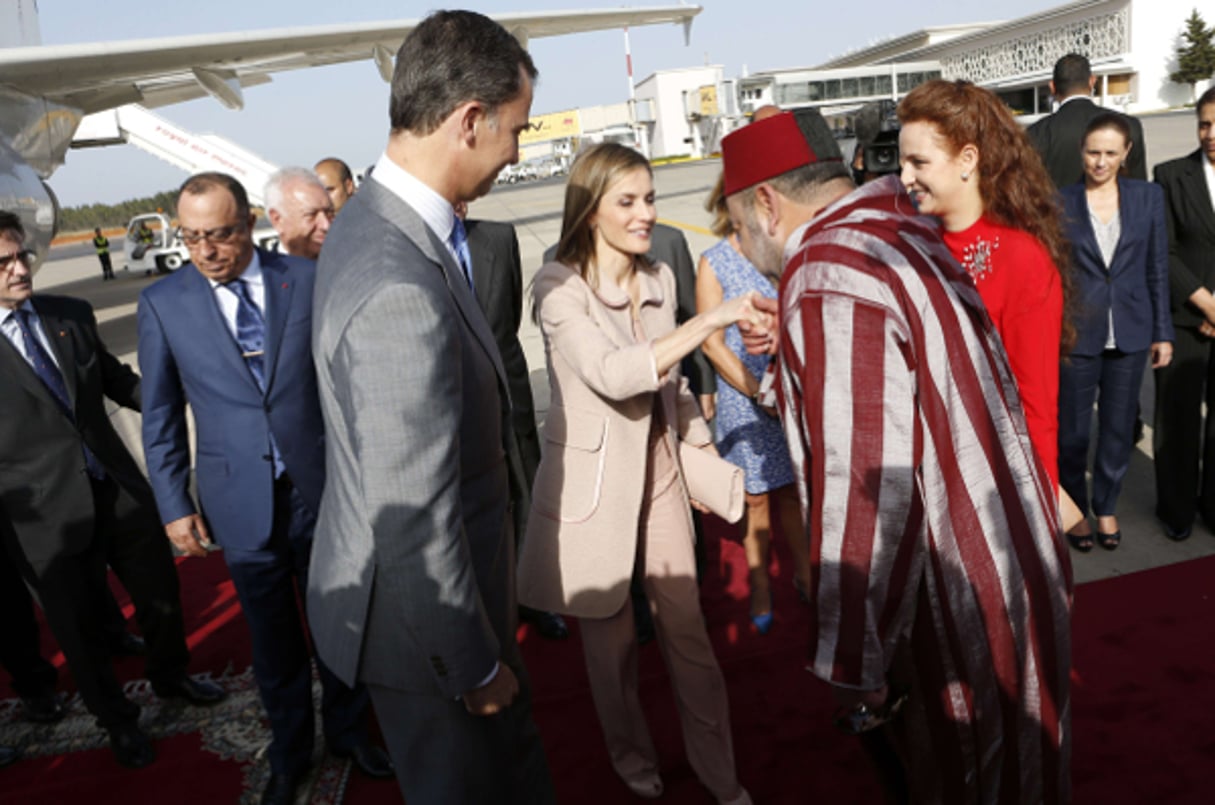 Felipe d’Espagne et sa femme Letizia Ortiz à leur descente de l’avion à Rabat, au Maroc, en 2014, avec le roi Mohammed VI. © Abdeljalil Bounhar/AP/SIPA