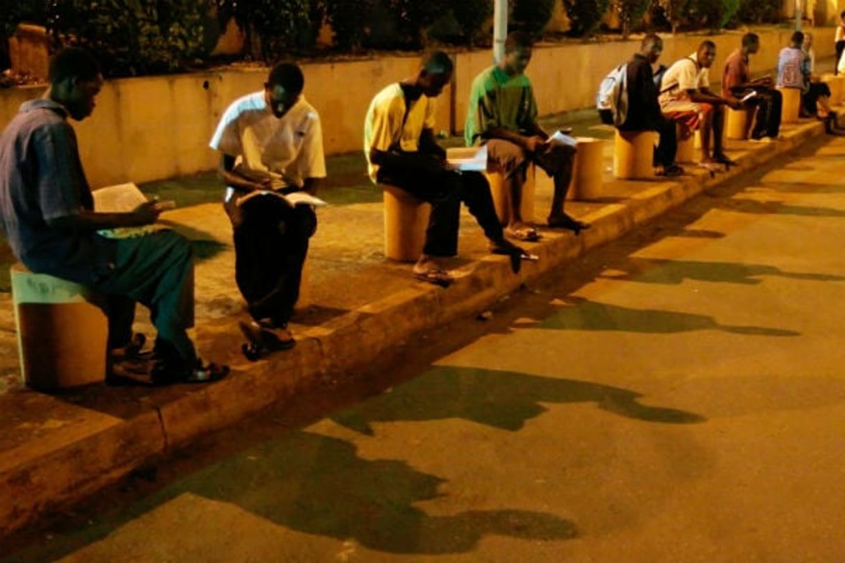Des étudiants guinéens révisent à la lueur des lampadaires, en 2007 à Conakry © Rebecca Blackwell/AP/SIPA
