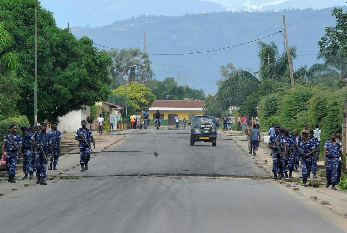 Des policiers burundais en patrouille dans le quartier de Ngagara, le 27 avril 2015, à Bujumbura. © SIMON MAINA / AFP