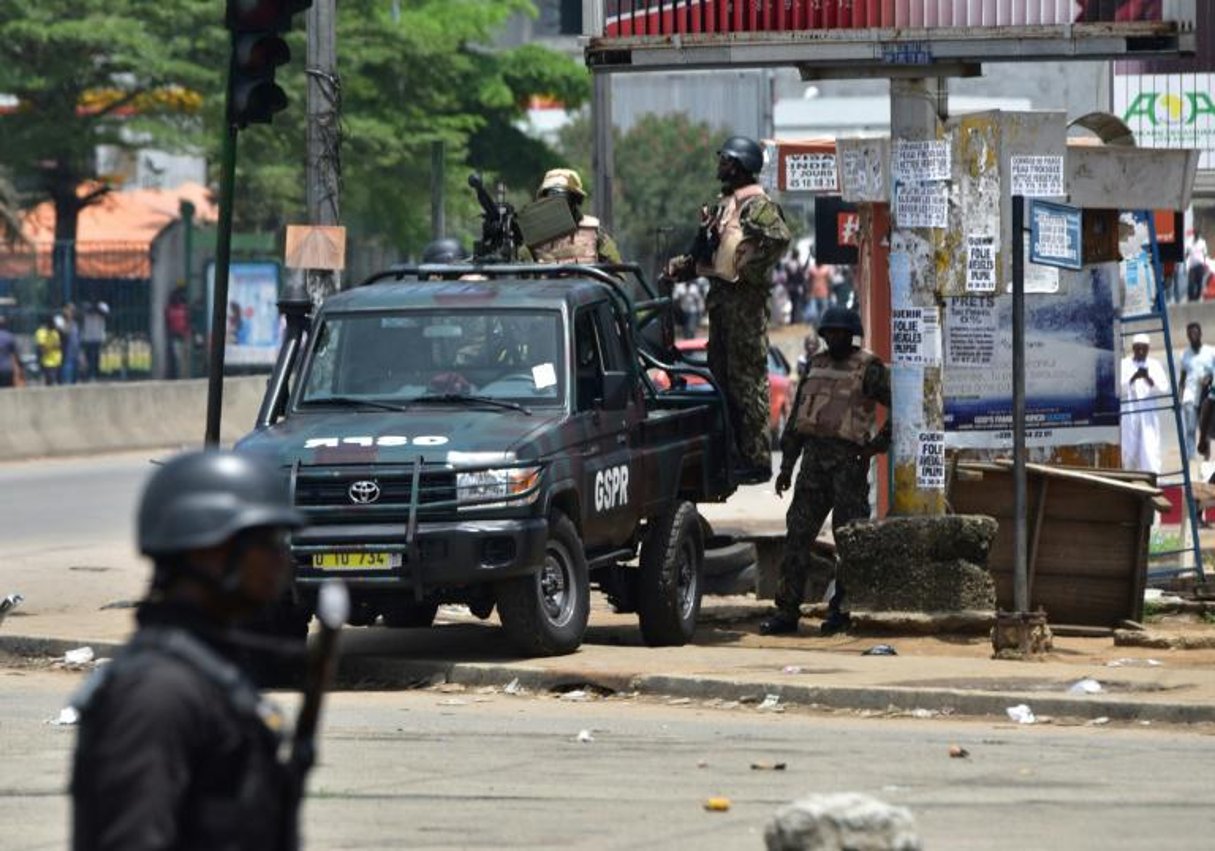 Des soldats ivoiriens dans une rue menant au camp militaire d’Akouedo, à Abidjan, le 15 mai 2017. © Sia Kambou/AFP