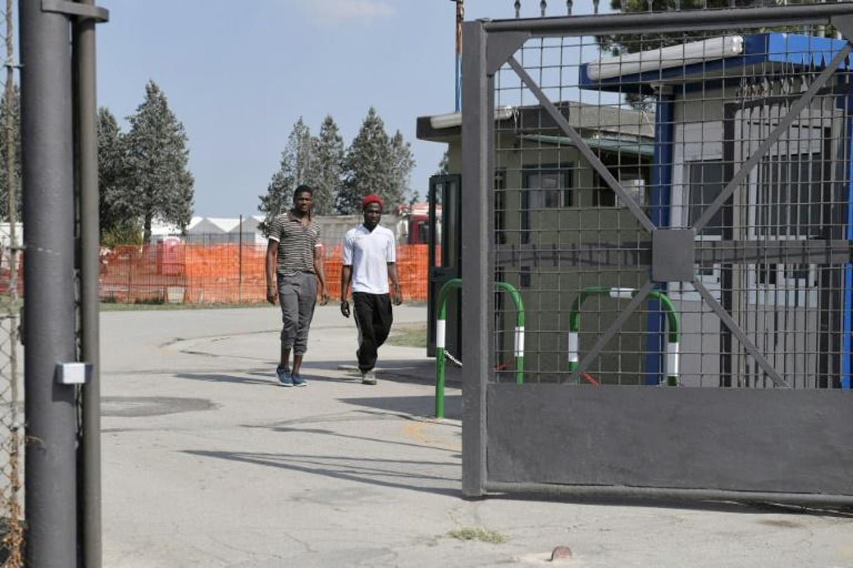 Des migrants dans le centre d’accueil de Cona, au sud de Venise, le 10 juillet 2017. © Tiziana Fabi/AFP