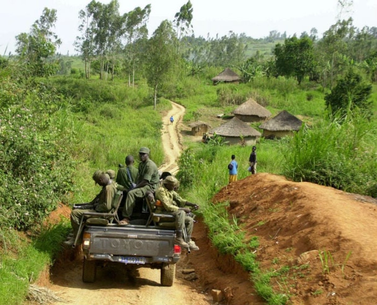 Des troupes ougandaises en patrouille à Drodro dans le nord est de la province de l’Ituri, le 11 avril 2003. © SAYYID AZIM/AP/SIPA