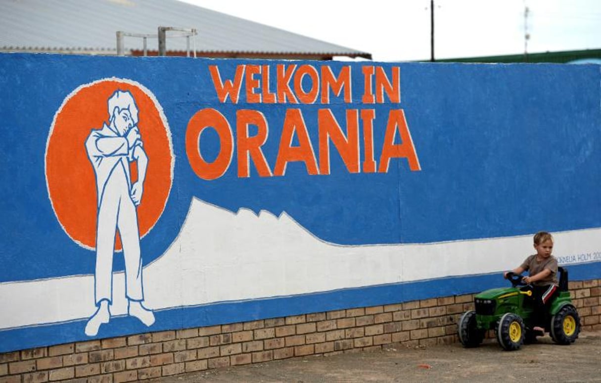 Une peinture murale souhaite la « Bienvenue à Orania », en afrikaans, le 17 avril 2013 en Afrique du Sud. © Stéphane de Sakutin/AFP