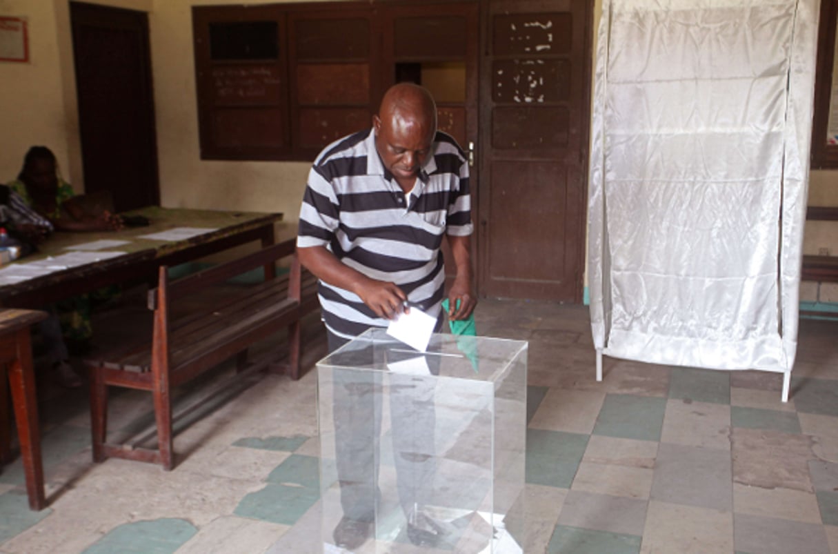 Un électeur dans un bureau de vote à Brazzaville, le 16 juillet 2017. © John Bompengo/AP/SIPA