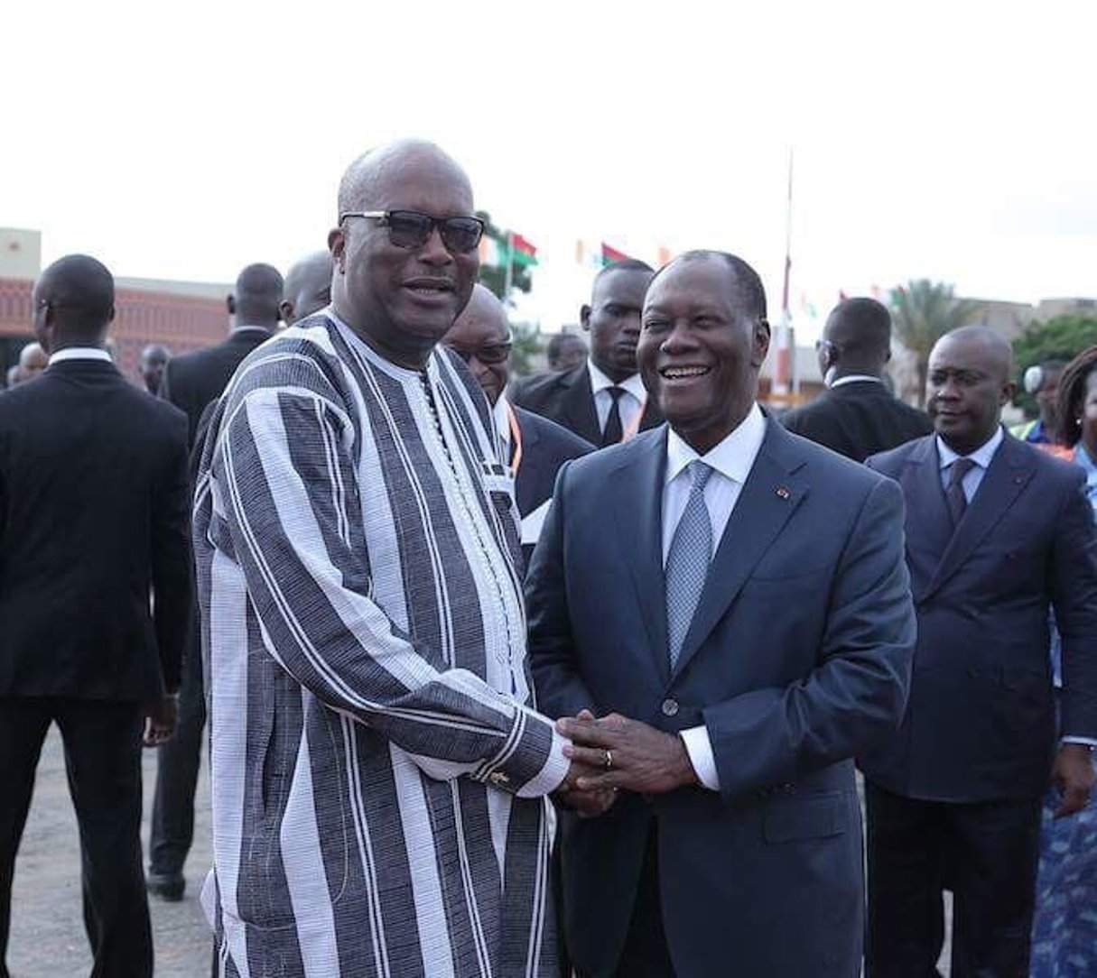 Une photo diffusée sur le compte Twitter de la présidence ivoirienne montrant les présidents ivoirien et burkinabè, à Ouagadougou, ce mardi 18 juillet 2017. © DR / Présidence Côte d’Ivoire