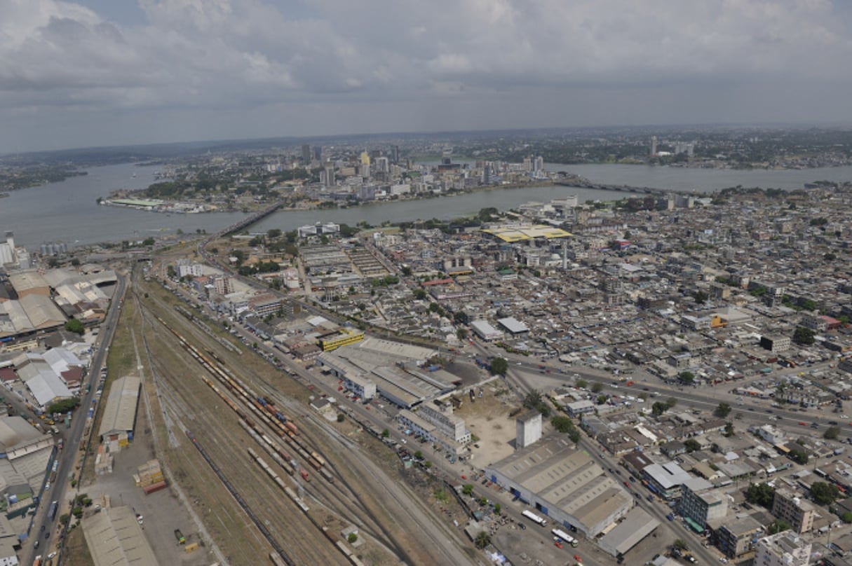 Vue de la gare ferroviaire de la Sitarail à Treichville, Abidjan © Nabil Zorkot