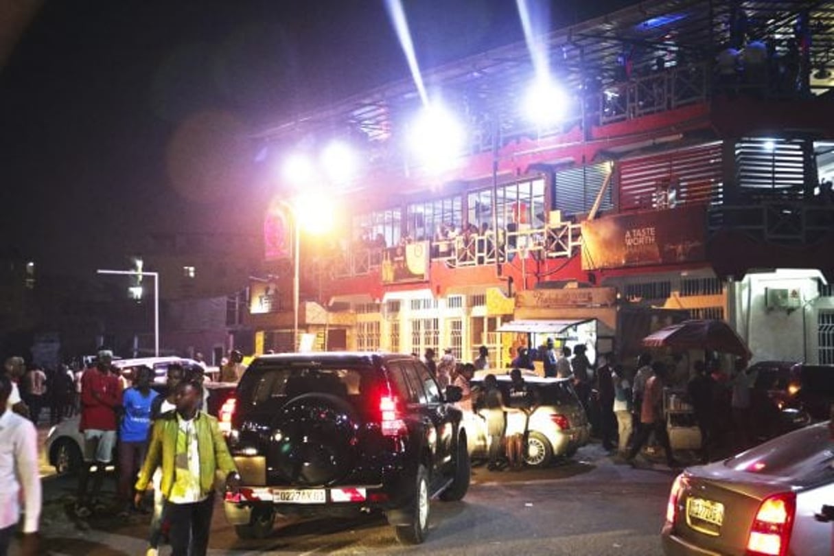 Le Métro Bar, à l’angle des avenues Kasa-Vubu et Inga. © John Bompengo pour JA