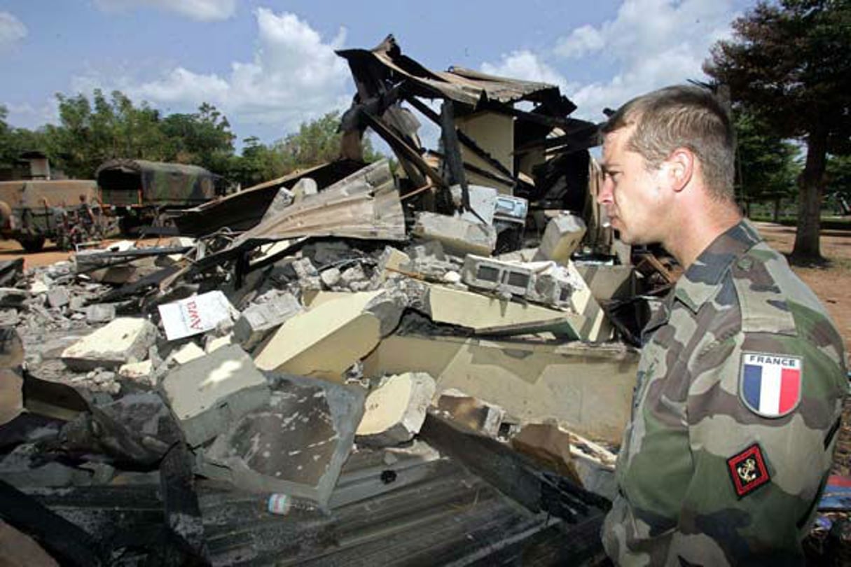Un soldat français après l’attaque sur la base de Bouaké, en 2004. © PHILIPPE DESMAZES / AFP