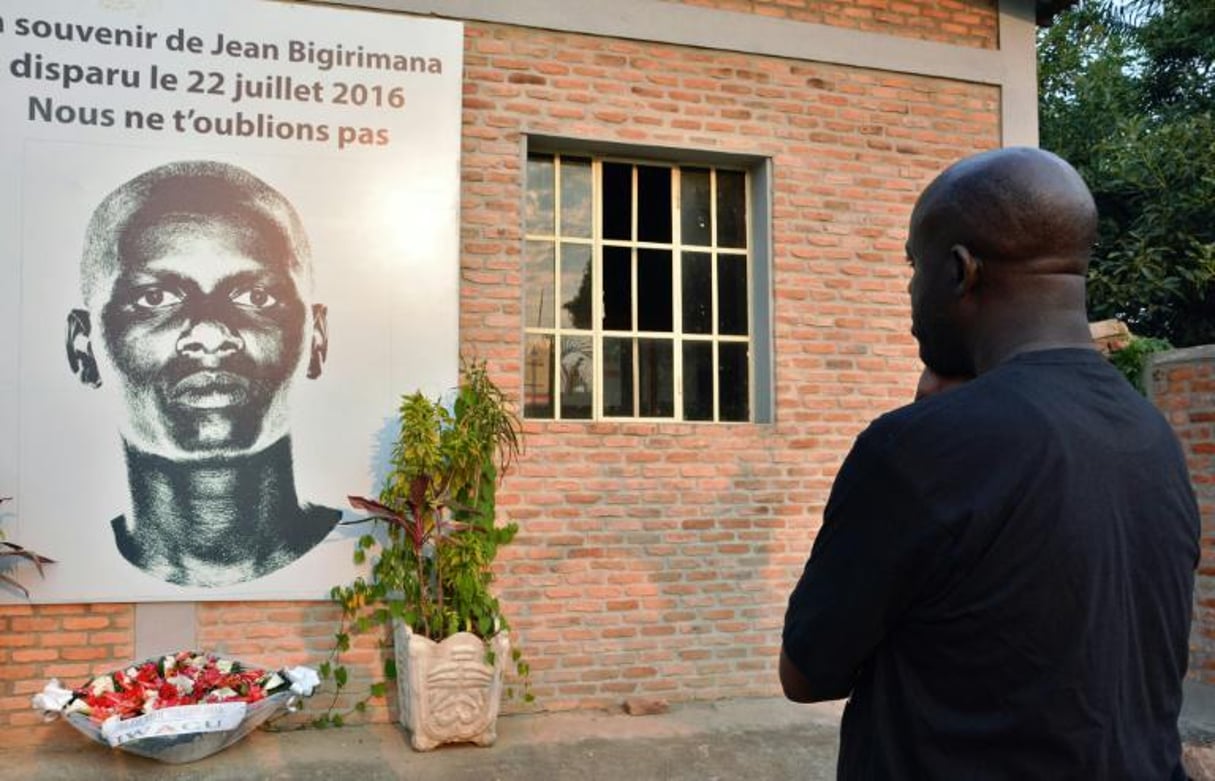 Un Burundais se tient devant une plaque en l’honneur du journaliste Jean Bigirima, à Bujumbura le 21 juillet 2017, un an après sa disparition. © AFP
