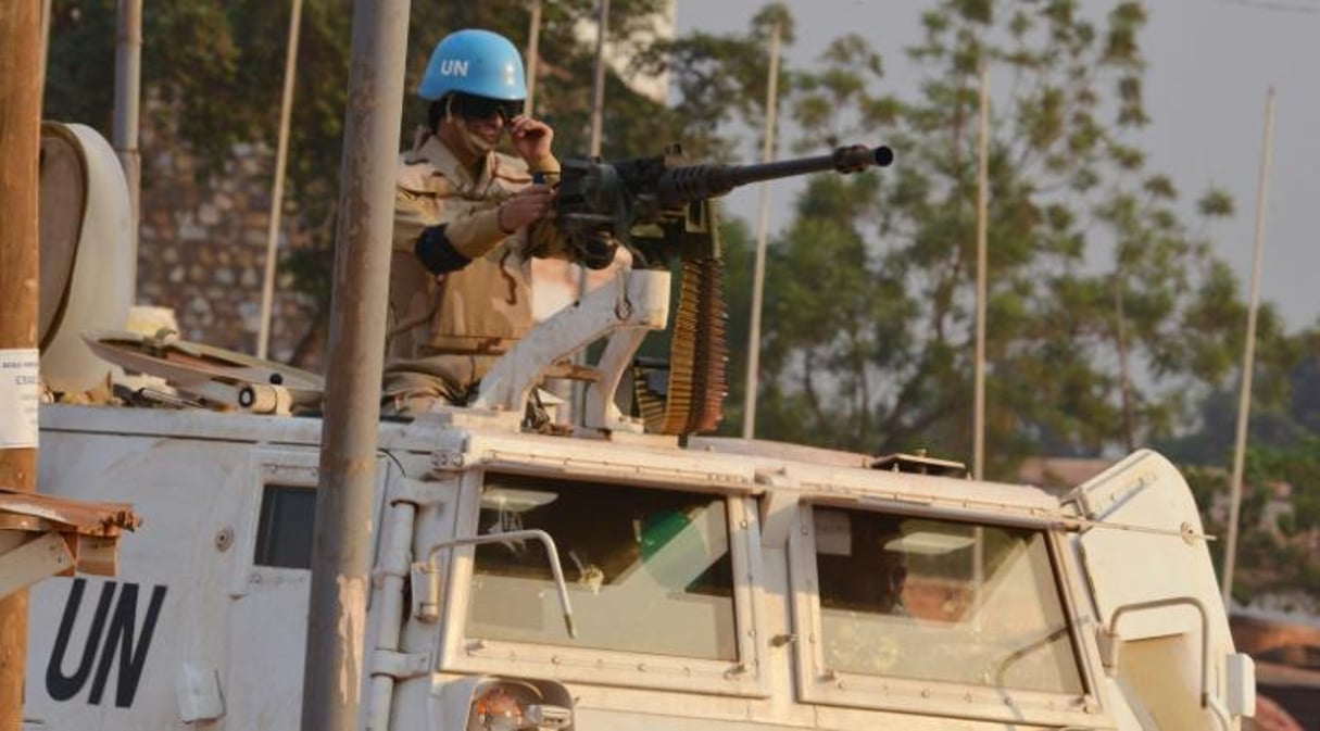 Un casque bleu marocain membre de la Minusca patrouille à Bangui, le 24 décembre 2015. © Issoud Sanogo / AFP