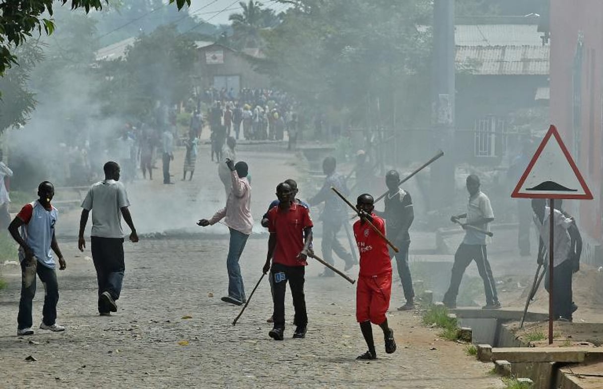 Des membres de la ligue des jeunes du parti au pouvoir au Burundi, les « Imbonerakure », affrontent des opposants au président Pierre Nkurunziza, le 25 mai 2015 à Bujumbura. © CARL DE SOUZA / AFP