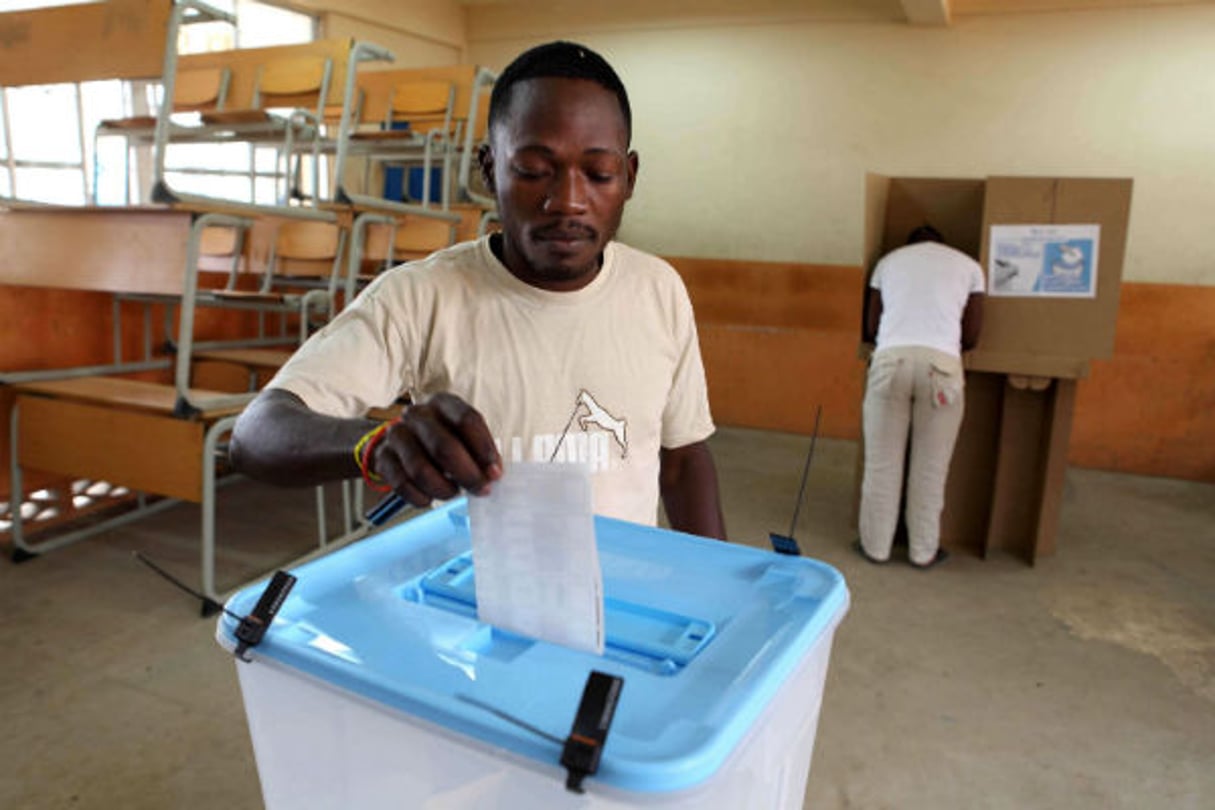 Un électeur dans un bureau de vote de Luanda, en Angola, lors des élections du 31 août 2012. © Stringer/AP/SIPA