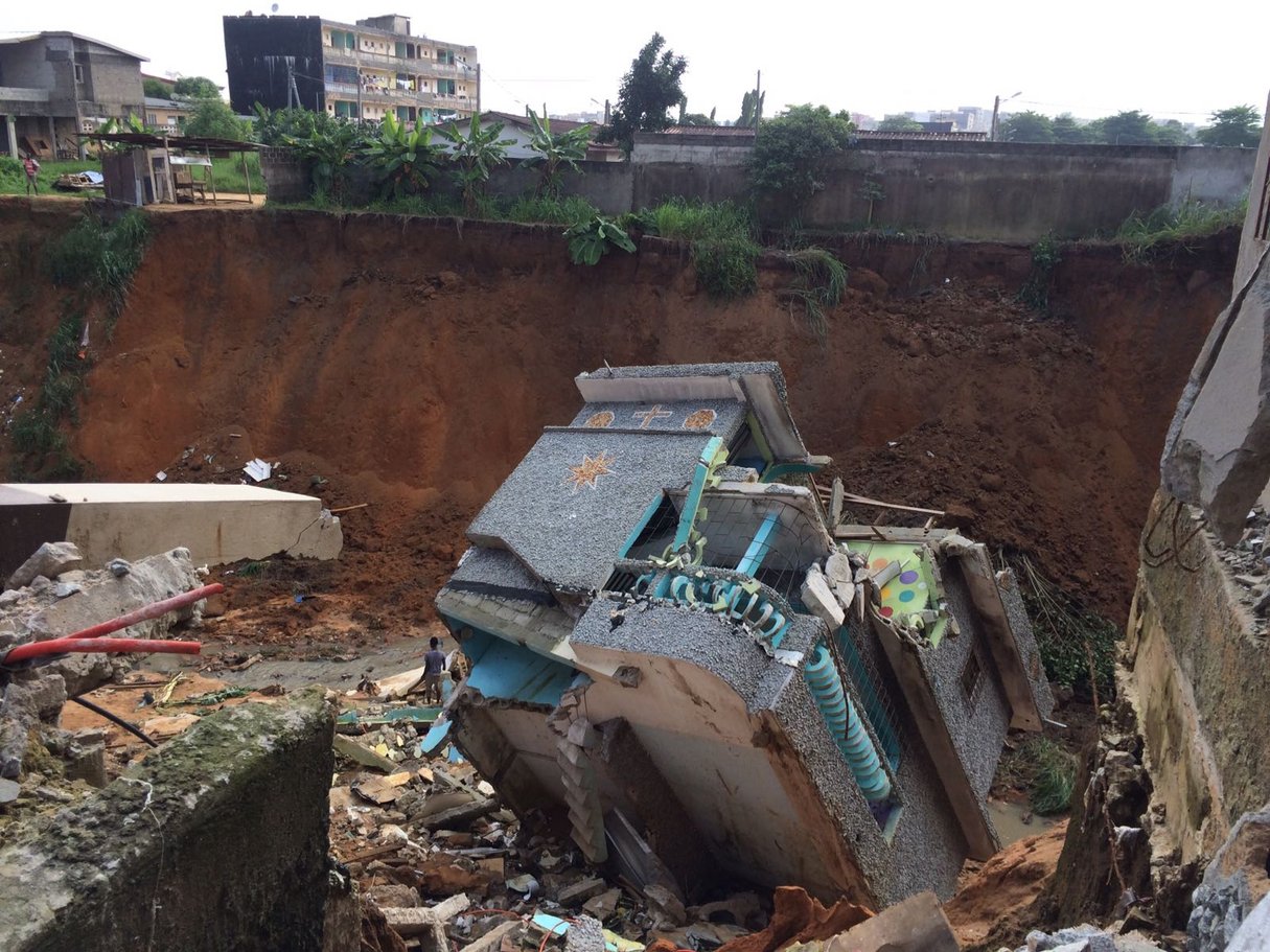 Un immeuble effondré dans le canal de la cité Coprim, à Yopougon, début juillet 2017. © Jeune Afrique