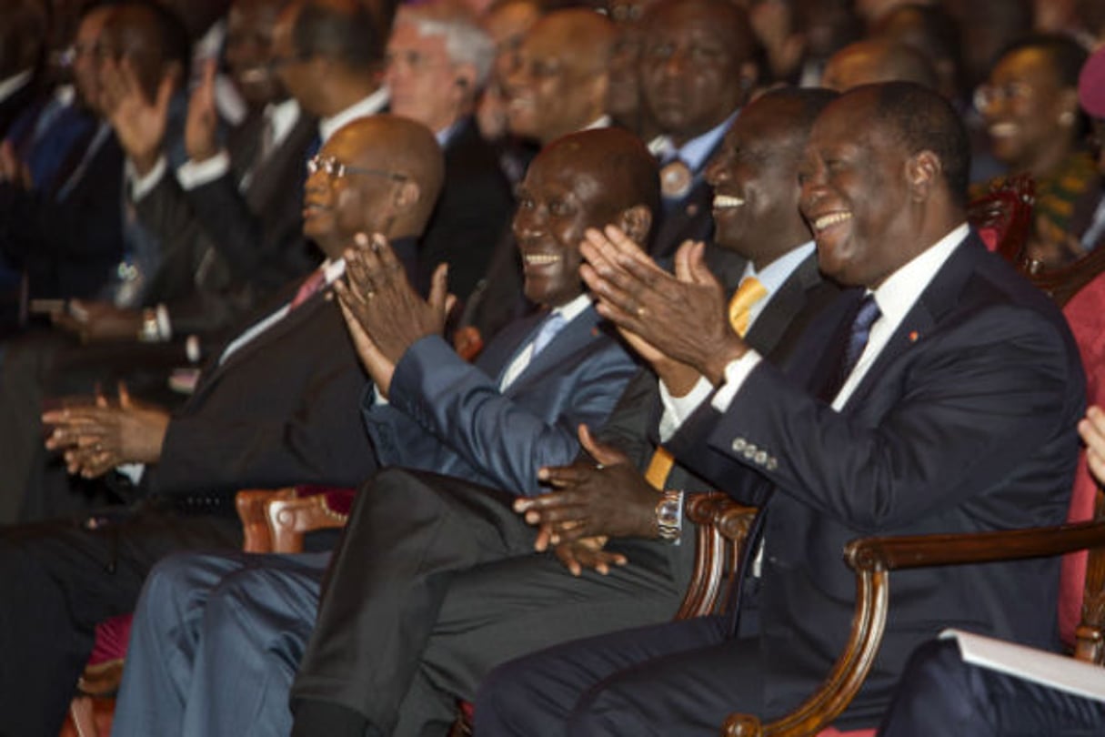 Le président ivoirien Alassane Dramane Ouattara (dr), le vice-président kényan William Ruto (c) et le vice-président ivoirien Daniel Kablan Duncan lors du Africa Ceo Forum, à Abidjan le 21 mars 2016. © Jacques Torregano/Divergence/AFRICA CEO FORUM/JA