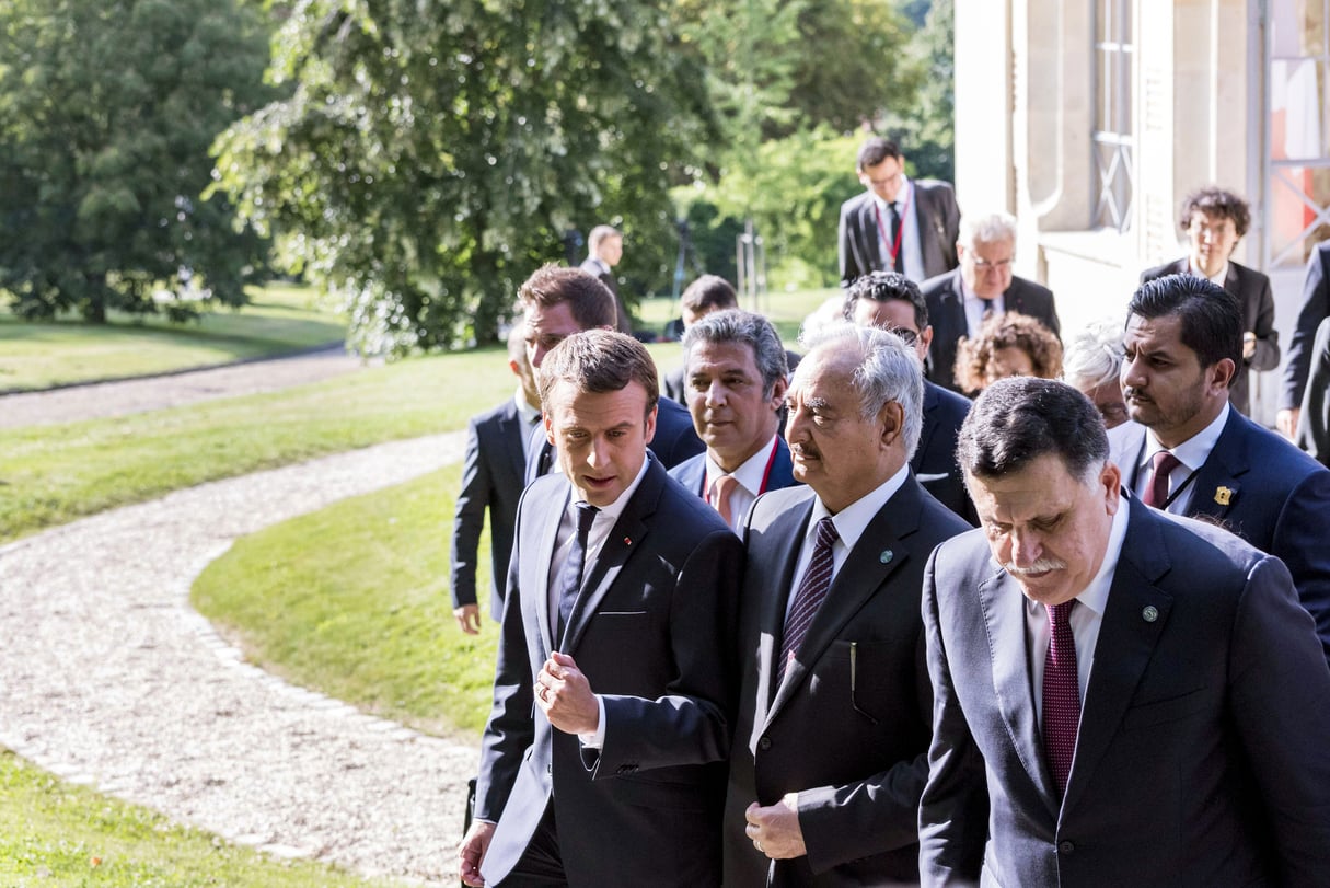 De g. à dr. : Emmanuel Macron, Khalifa Haftar et Fayez al-Sarraj, à La Celle-Saint-Cloud, le 25 juillet 2017. © COME SITTLER/SIPA