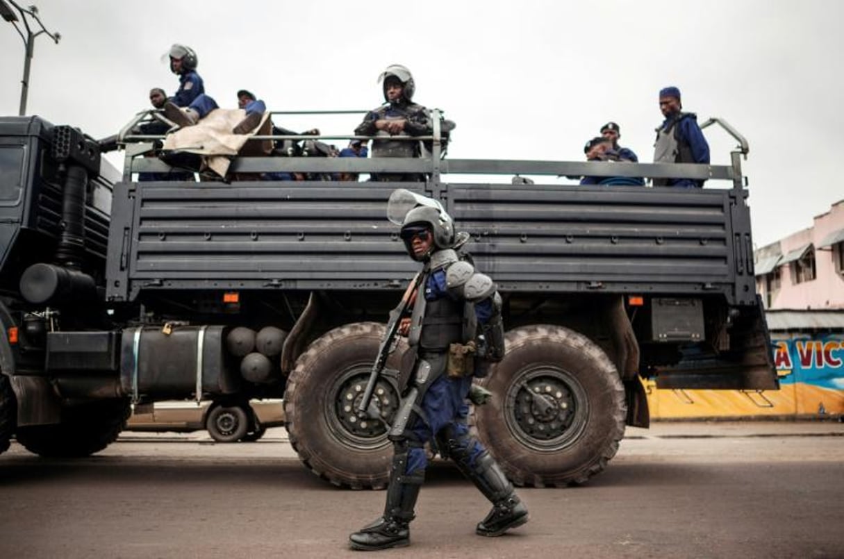 Des policiers en patrouille à Kinshasa, le 19 octobre 2016, en RDC. © Eduardo Soteras/AFP