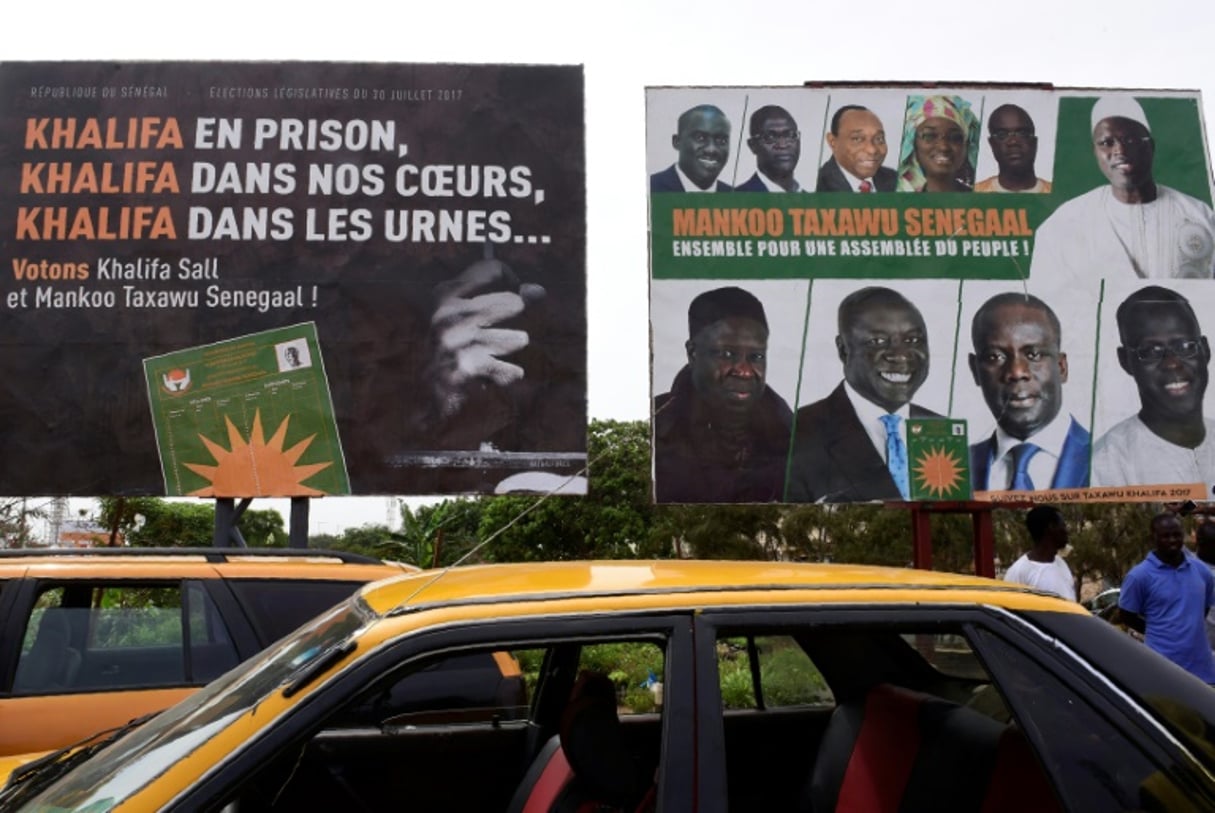 Les affiches électorales à Dakar le 29 juillet 2017. © Seyllou/AFP