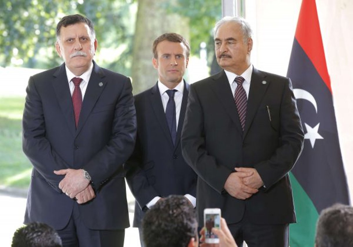 Emmanuel Macron entre Fayez al-Sarraj, le chef du gouvernement d’union nationale (à g.), et le maréchal Khalifa Haftar. © Michel Euler/AP/SIPA