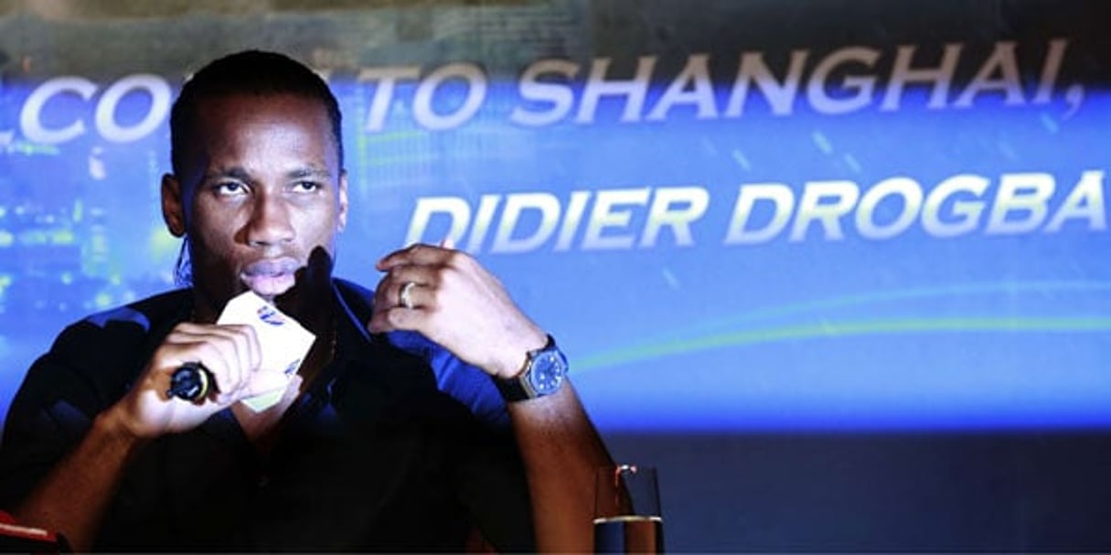 L’Ivoirien Didier Drogba est l’une des premières grandes stars du football à avoir évolué en Chine, à Shanghaï, où il était notamment accueilli en juillet 2012. © Eugene Hoshiko/AP/SIPA