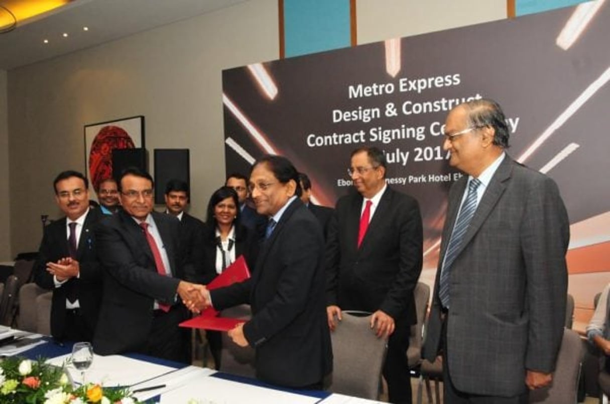 Signature du contrat à Ebène, Maurice, lundi 31 juillet 2017 . A dr. Sateeaved Seebaluck, directeur de Metro Express Ltd, et à g. Rajeev Jyoti, chef du pôle ferroviaire de Larsen and Toubro. © Abdoollah Earally