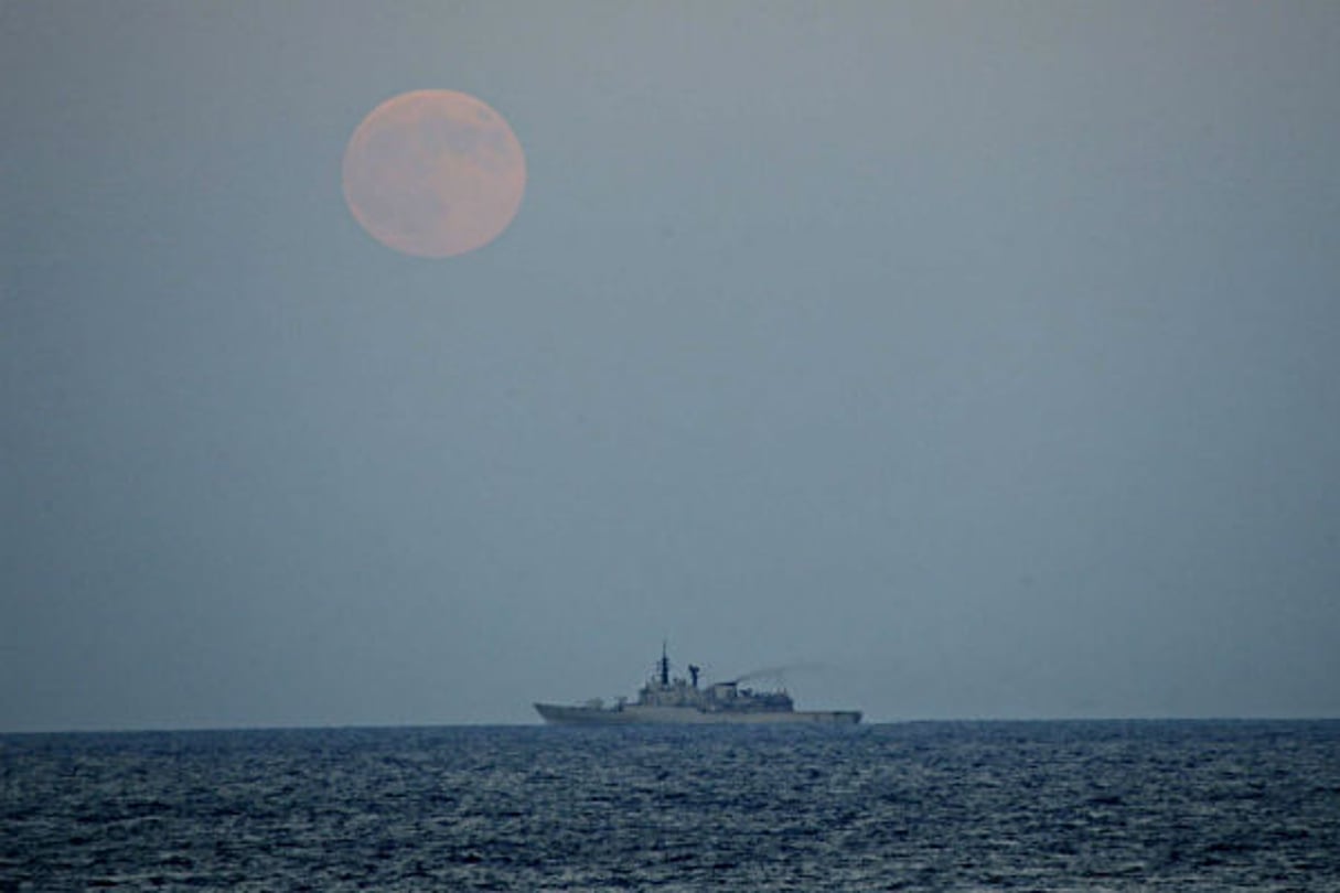 Un bâtiment de la marine italienne à la recherche de migrants en Méditerranée, le 29 août 2015. © Gregorio Borgia/AP/SIPA