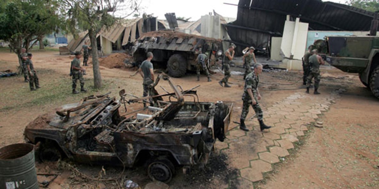 Le camp Descartes, bombardé par l’aviation ivoirienne, le 6 novembre 2004. © PHILIPPE DESMAZES/AFP