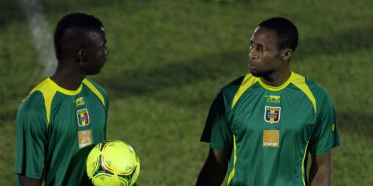 Les footballeurs maliens Modibo Maiga et Seydou Keita, le 6 février 2012 à Libreville, au Gabon. © Francois Mori/AP/SIPA