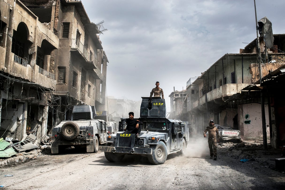 Forces spéciales irakiennes patrouillant dans la vieille ville de Mossoul, le 7 juillet. © martyn aim/Corbis via Getty Images