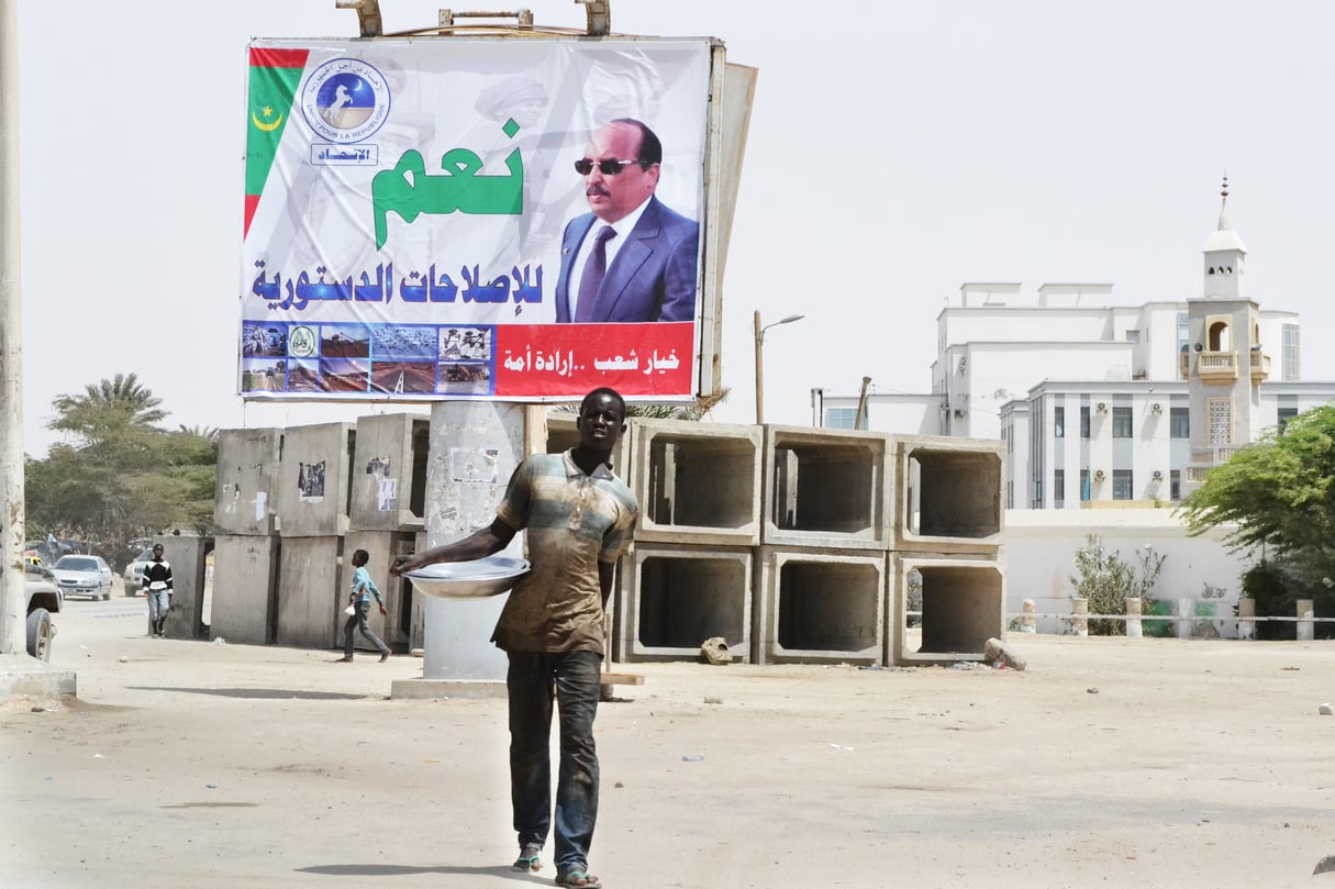 À Nouakchott, affiche du camp présidentiel. Ci-dessus, le drapeau avant et après. © yasmine mehdi