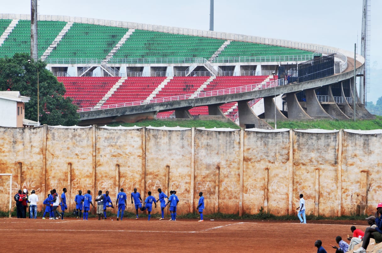 La réfection du stade Ahmadou-Ahidjo (Yaoundé) a, comme d’autres infrastructures, pris du retard. © Renaud VAN DER MEEREN/EDJ