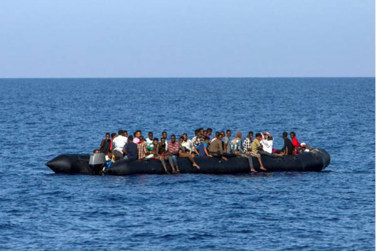 Au large des côtes libyennes, des migrants attendent d’être secourus par les garde-côtes italiens, le 6 août 2017 © ANGELOS TZORTZINIS/AFP