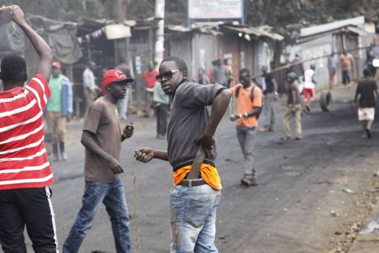 Des partisans de l’opposant Raila Odinga dans les rues du bidonville de Kibera, à Nairobi, le 11 août 2017. © Khalil Senosi/AP/SIPA