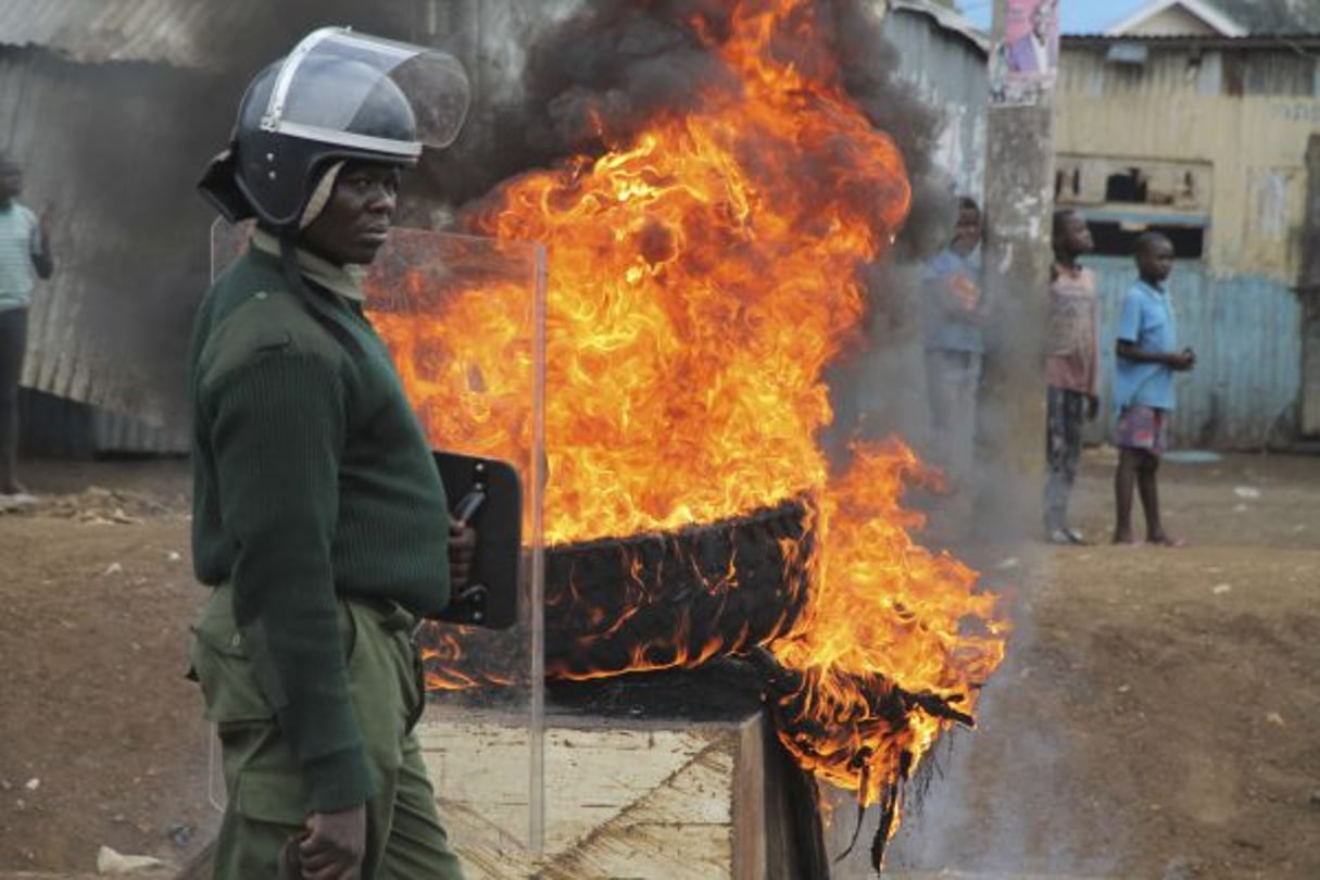 Un policier kényan patrouille à Kisumi, au lendemain de la réélection du président Uhuru Kenyatta le 11 août 2017. © Stringer/AP/SIPA