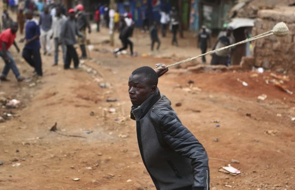 Un manifestant pro Odinga avec une fronde, dans le quartier de Kibera, à Nairobi, le 12 août 2017. © Brian Inganga/AP/SIPA