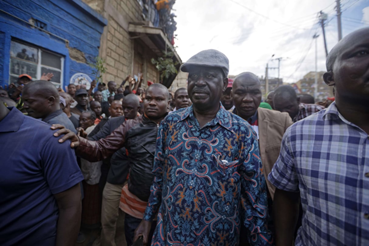 Raila Odinga dans un bidonville de Nairobi, le 13 août 2017. © Ben Curtis/AP/SIPA